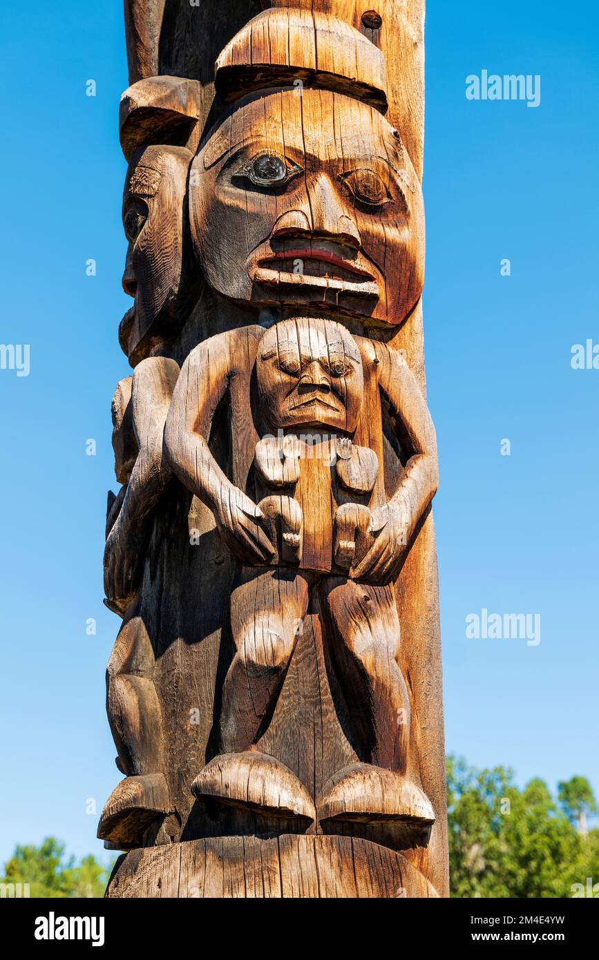 Pali di totem di cedro intagliati a mano; Gitanyow - Villaggio storico di Kitwancool & Centro interpretativo; Gitanyow; Columbia Britannica; Canada Foto Stock