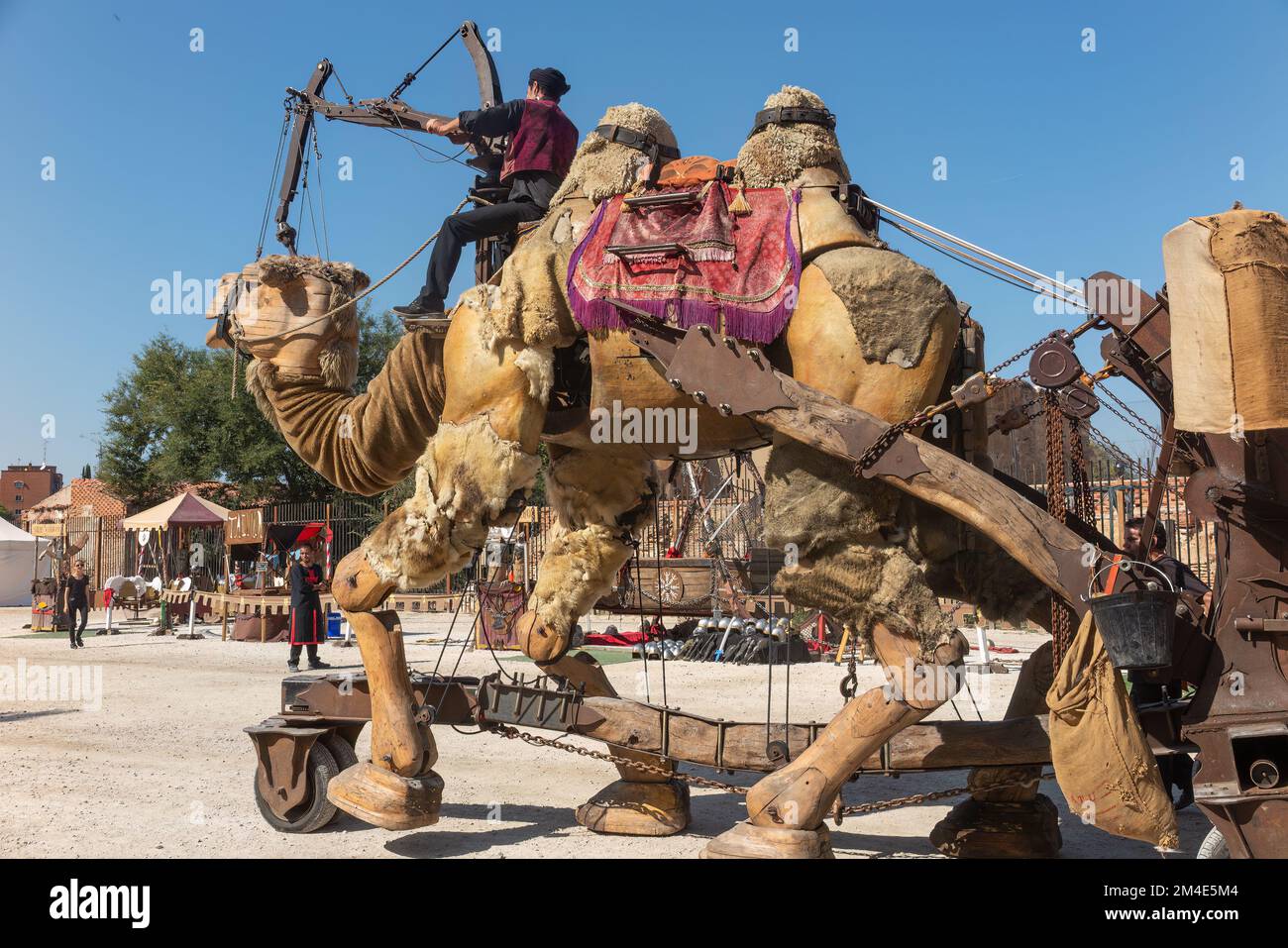 ALCALA DE HENARES, MADRID, SPAGNA - 10 OTTOBRE 2019: Mostra con un grande cammello articolato chiamato Chamôh della società francese Paris Benares ad Alcala d Foto Stock