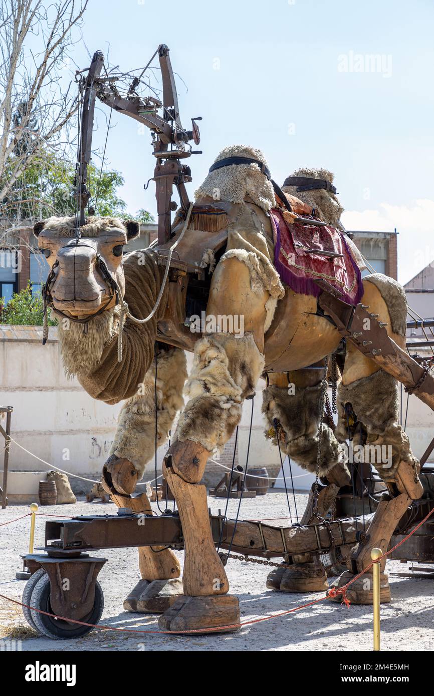 ALCALA DE HENARES, MADRID, SPAGNA - 10 OTTOBRE 2019: Mostra con un grande cammello articolato chiamato Chamôh della società francese Paris Benares ad Alcala d Foto Stock