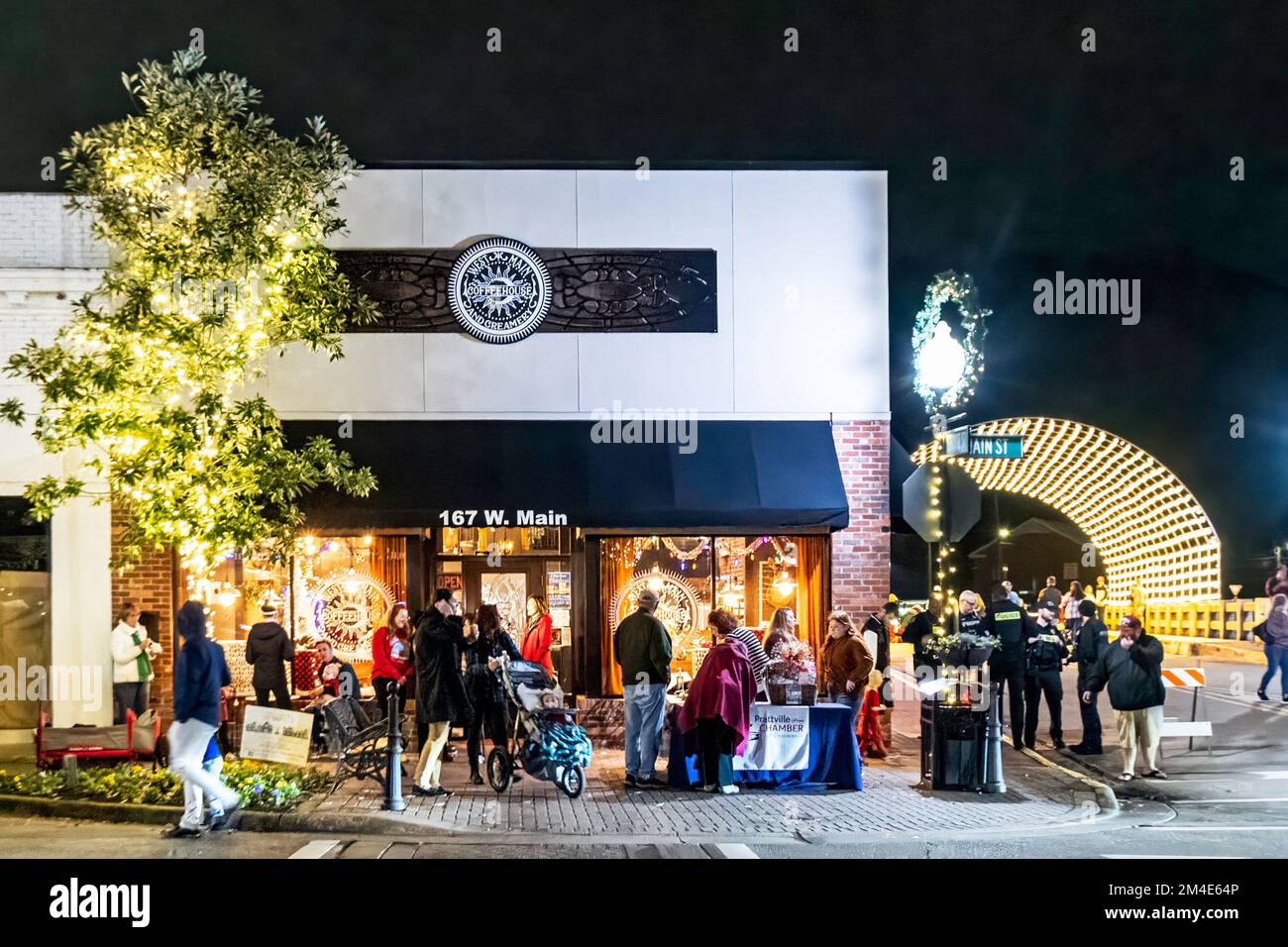 Prattville, Alabama, USA-13 dicembre 2022: Turisti alla Camera di Commercio di Prattville tavolo durante l'evento di Natale Main Street nel do storico Foto Stock