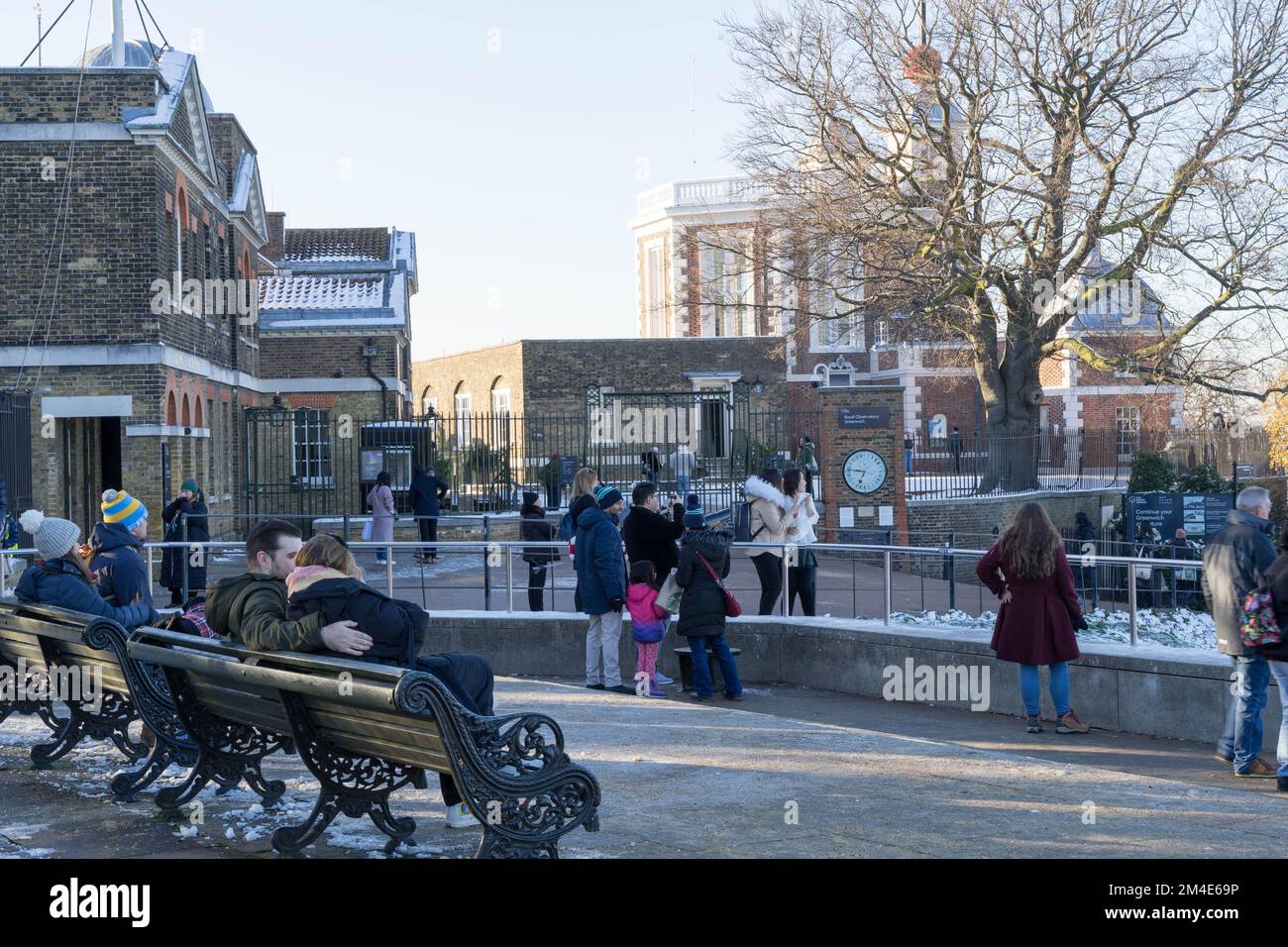 Il pubblico generale gode di un po' di sole invernale in un gelo profondo sotto la neve artica a Greenwich, nel sud-est di Londra, Inghilterra Foto Stock