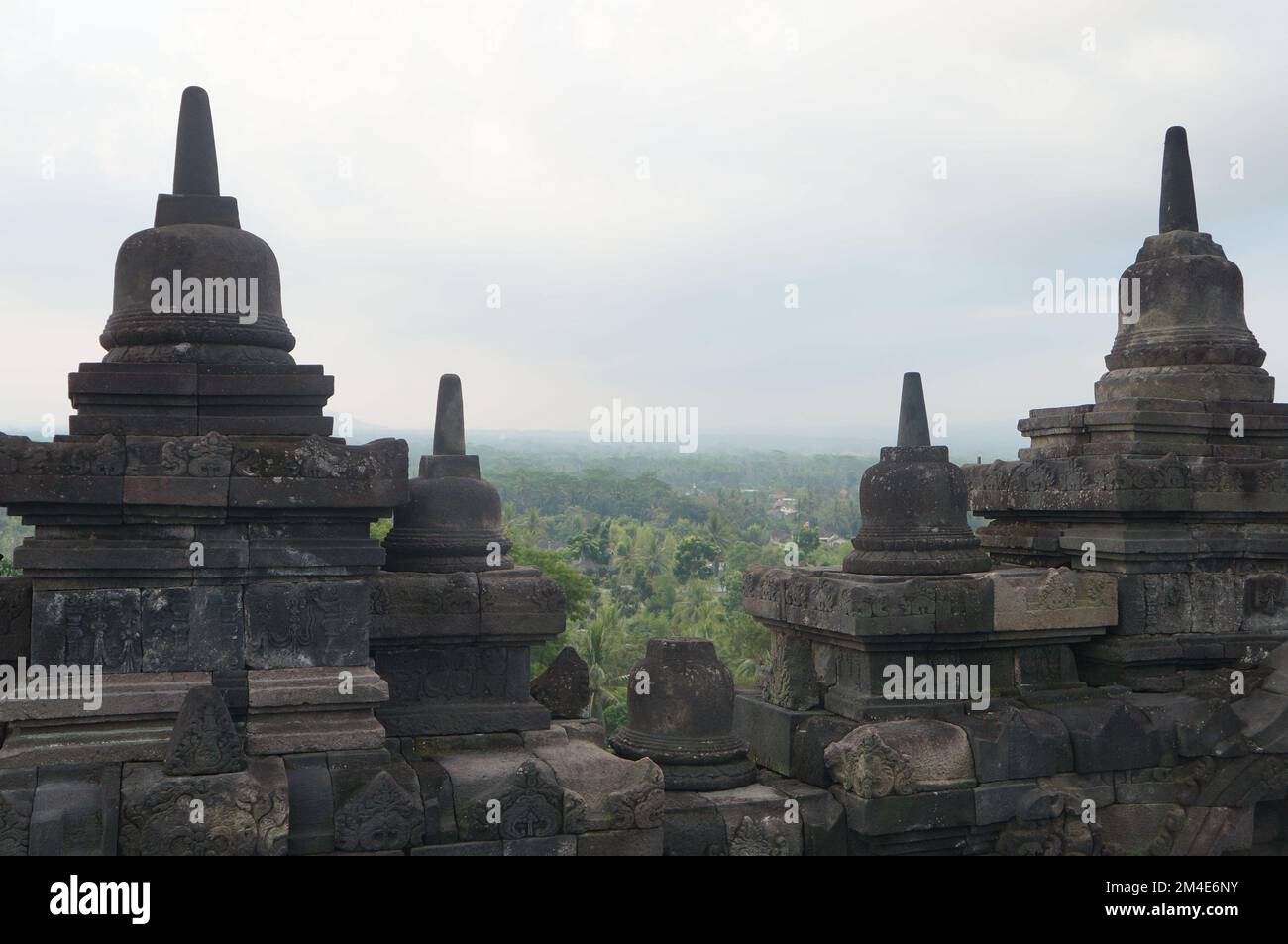 Stupa tempio Borobudur a Magelang, Giava centrale fatta di pietra con motivi scolpiti o scalpello disposti manualmente ordinatamente Foto Stock