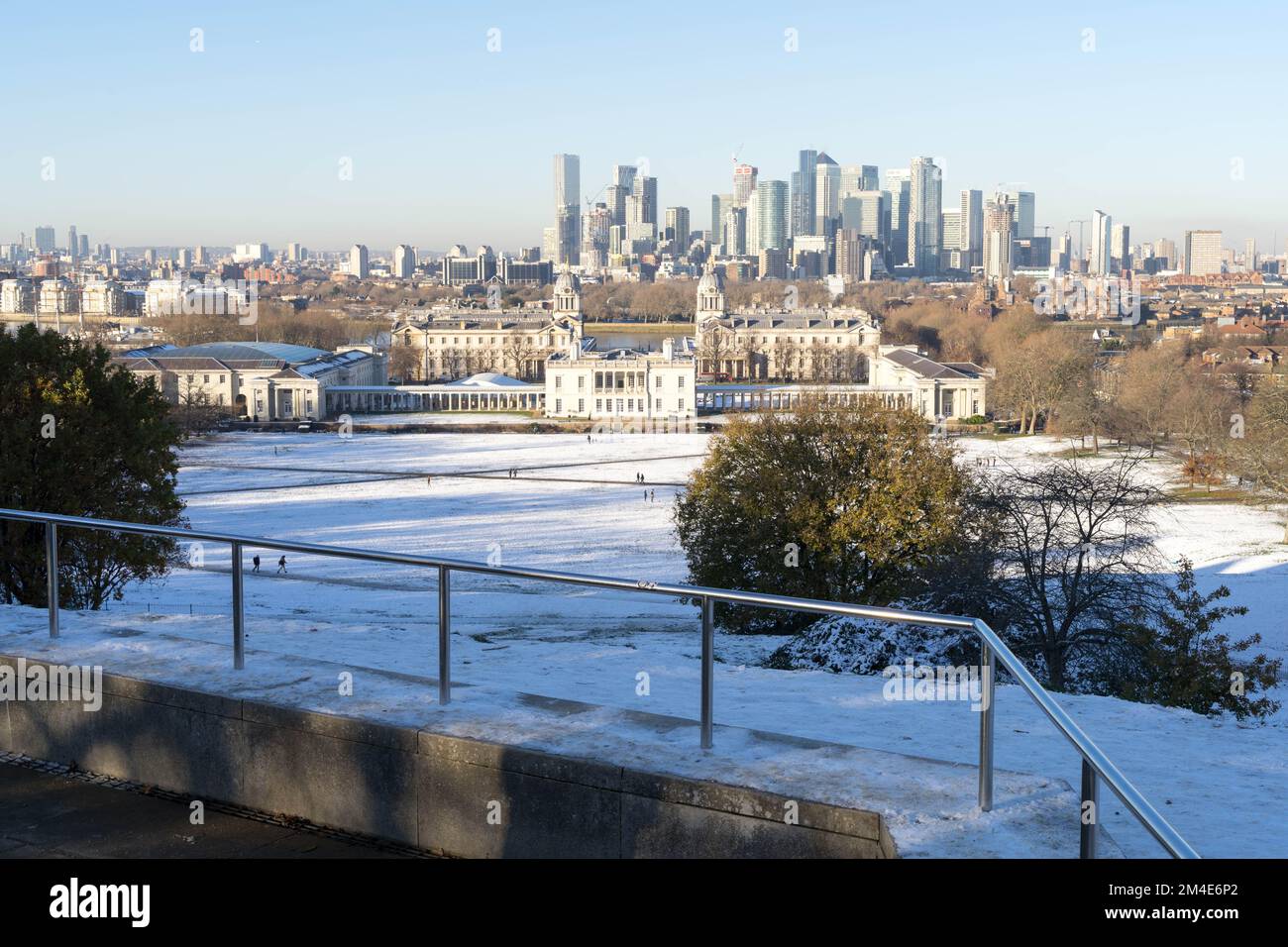 Sole d'inverno visto nel parco di Greenwich coperto di neve pesante portato in da esplosione artica sud-est Londra Inghilterra Foto Stock