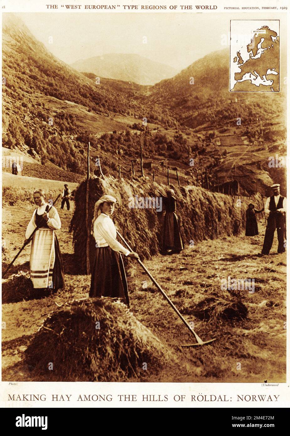Mezzotono di agricoltori che fanno fieno tra le colline di Roldal in Norvegia, da una pubblicazione educativa, 1927 Foto Stock