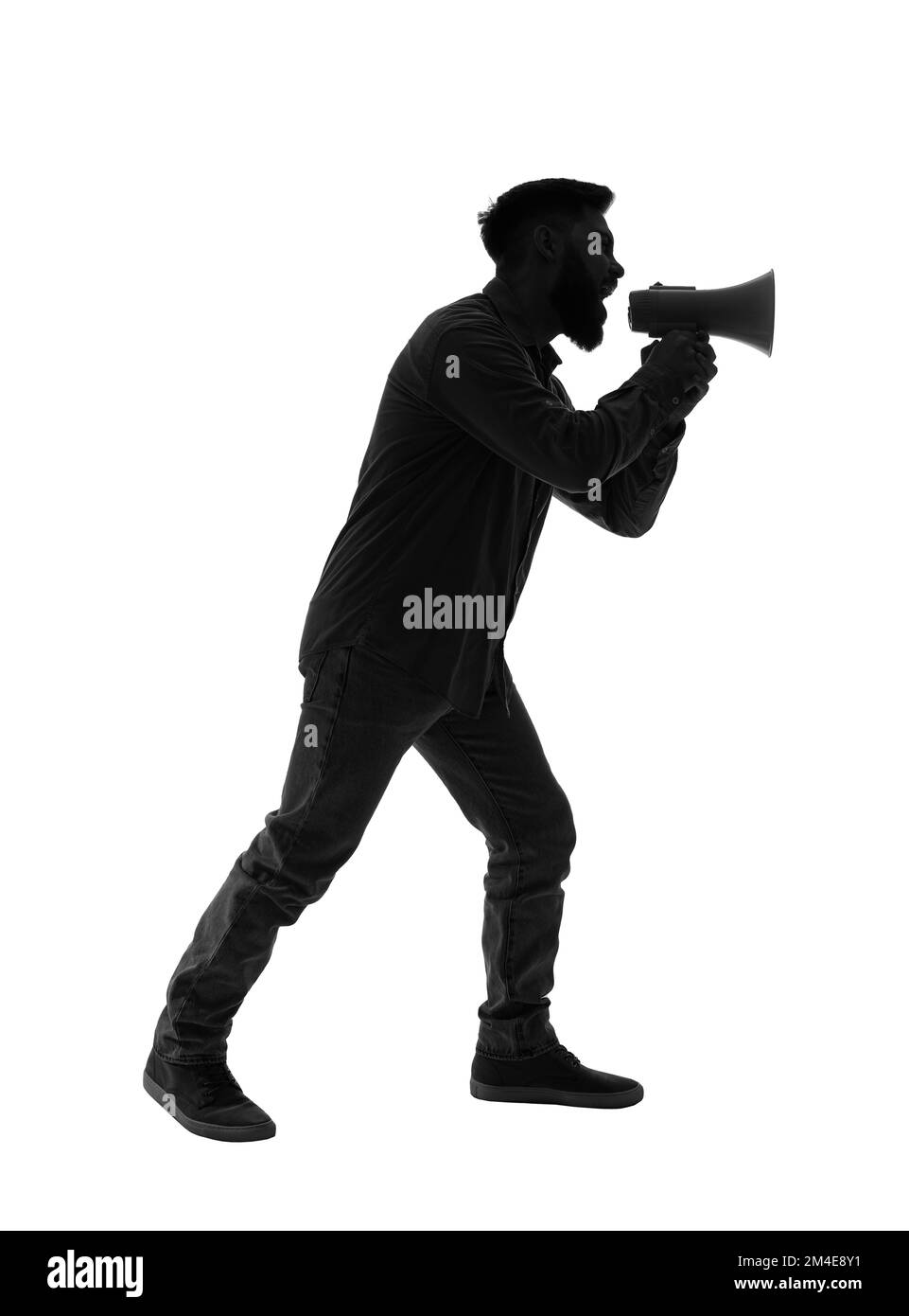 Silhouette di giovane uomo che grida in megafone su sfondo bianco Foto Stock