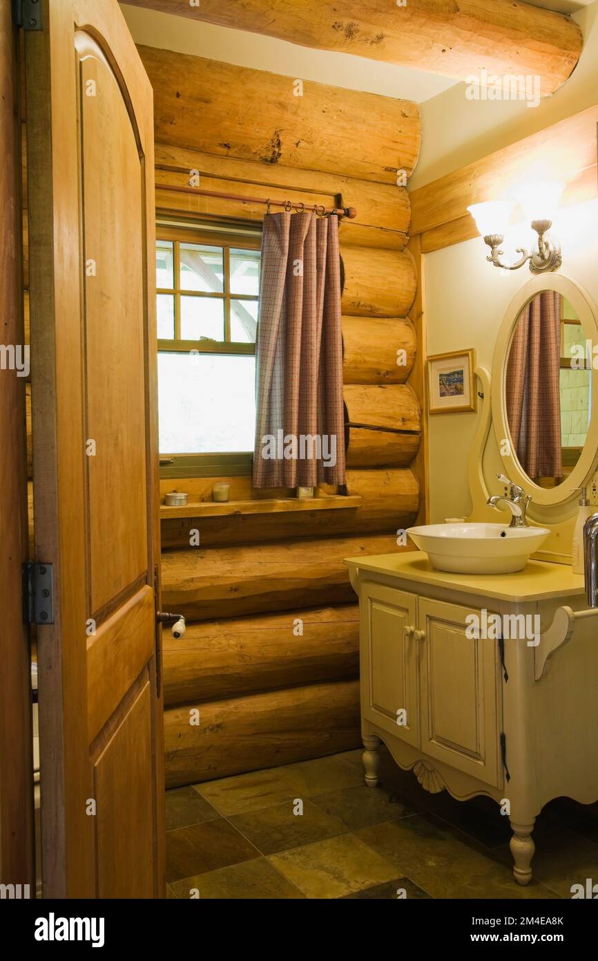 Lavandino in legno con burro e lavandino nel bagno principale all'interno di una casa in legno costruita in 2003 cottage. Foto Stock