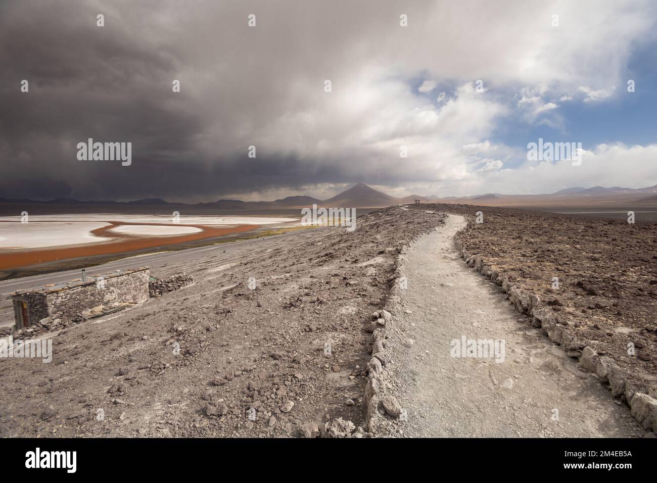 scenario naturale con un lago, carta da parati natura all'aperto, dettagli di montagne e flora in un luogo freddo, ambiente Foto Stock