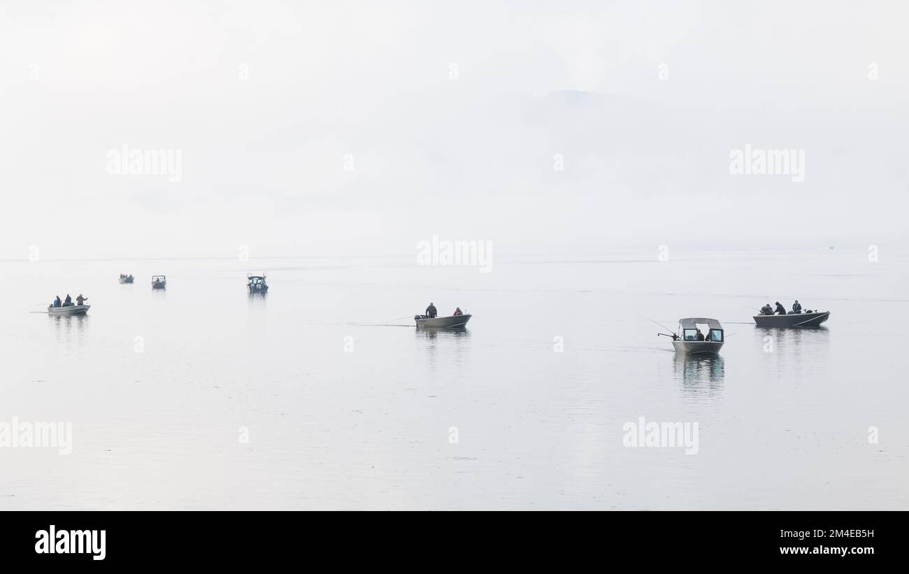 Bay City, OR, USA - 21 settembre 2022; pescatori in caduta sulle calme acque nebbie di Tillamook Bay in Oregon Foto Stock