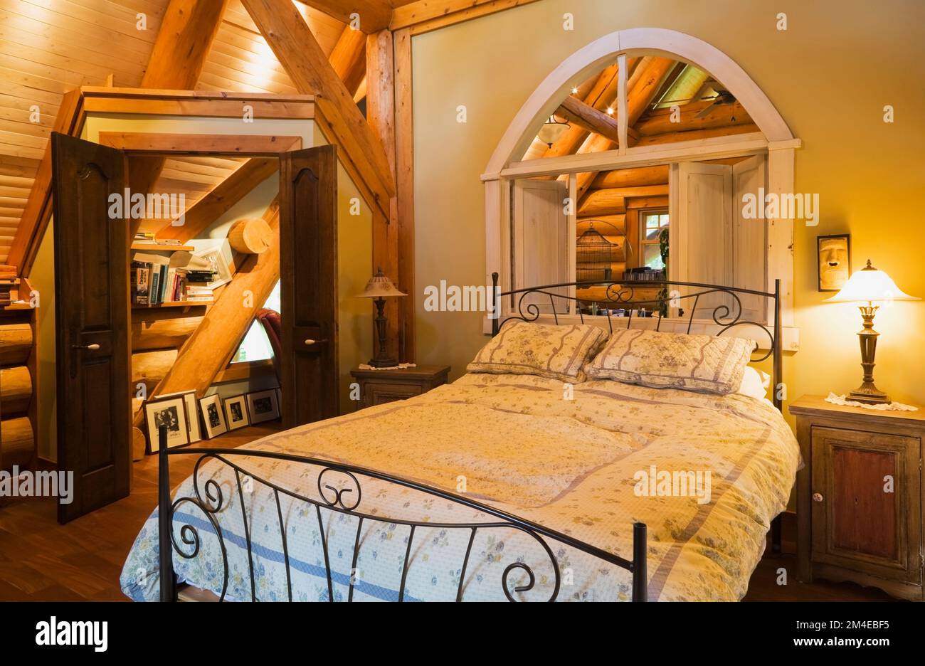 Antico letto matrimoniale nella camera da letto principale al piano superiore all'interno di una casa in legno costruita nel 2003 in stile cottage. Foto Stock
