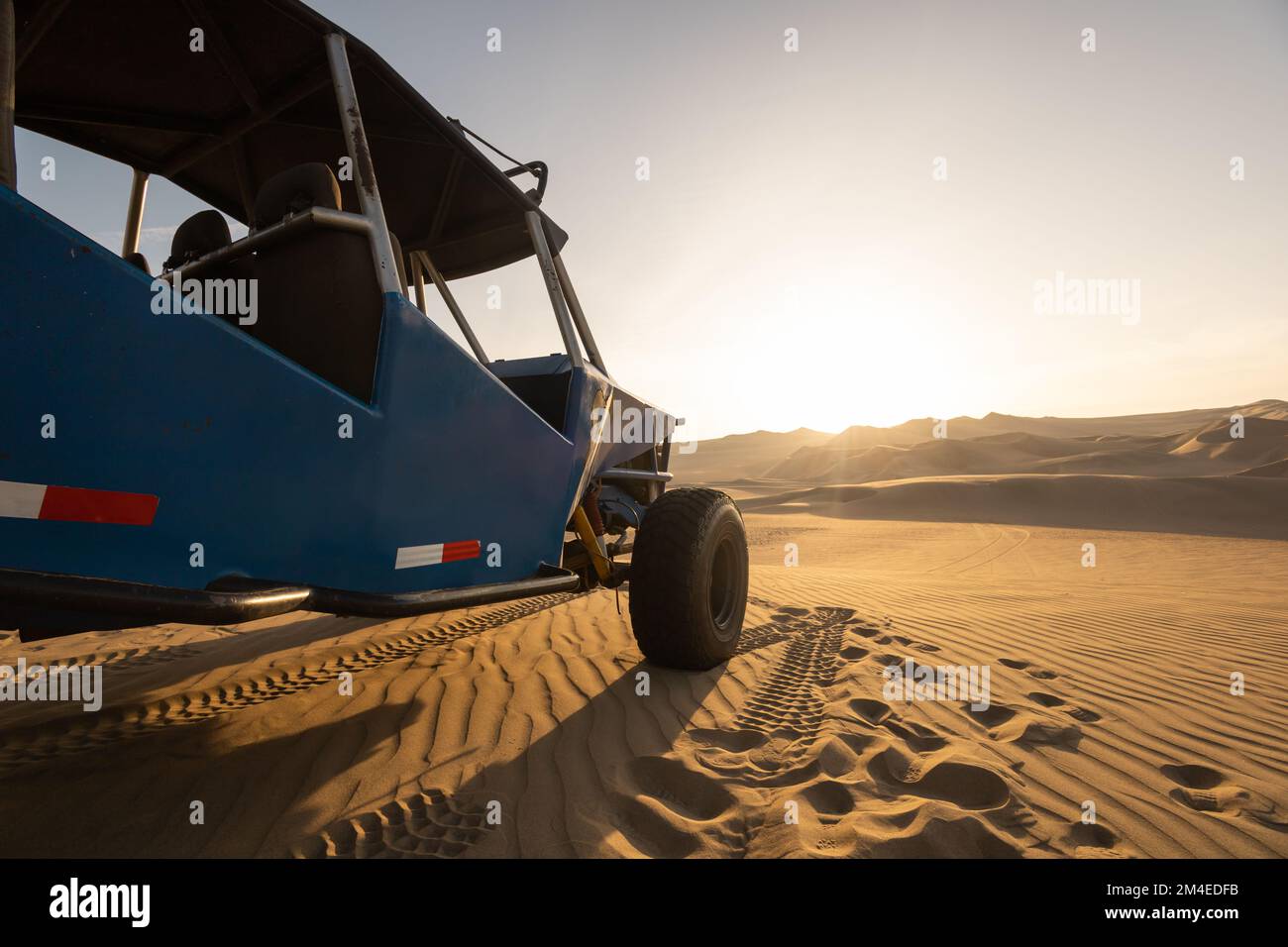 giochi estremi nel deserto con un'auto 4x4, paesaggio e mezzi di trasporto terrestre, attività ricreative e stile di vita, avventura Foto Stock