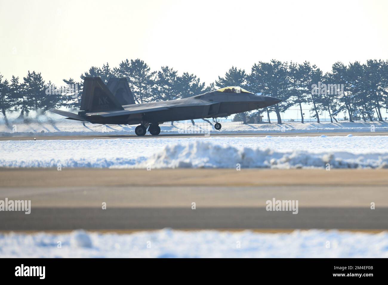 Gunsan, Corea del Sud. 20th Dec, 2022. NEGLI STATI UNITI F-22 Fighter Jet partecipa alle esercitazioni aeree congiunte con la Corea del Sud a Gunsan, Corea del Sud, martedì 20 dicembre 2022. Il Ministero della Difesa della Corea del Sud ha dichiarato in una dichiarazione che, la Corea del Sud, gli Stati Uniti hanno condotto esercitazioni aeree combinate coinvolgendo il bombardiere strategico US B-52H e i combattenti furtivi F-22. Foto del Ministero della Difesa sudcoreano/UPI. Credit: UPI/Alamy Live News Foto Stock