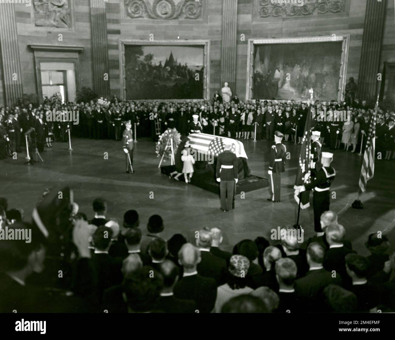 La sig.ra Kennedy e la figlia, Caroline Kennedy, si inginocchiano alla catafalque con il presidente Kennedy scrigno. Foto dell'architetto dei fotografi del Campidoglio. Foto Stock