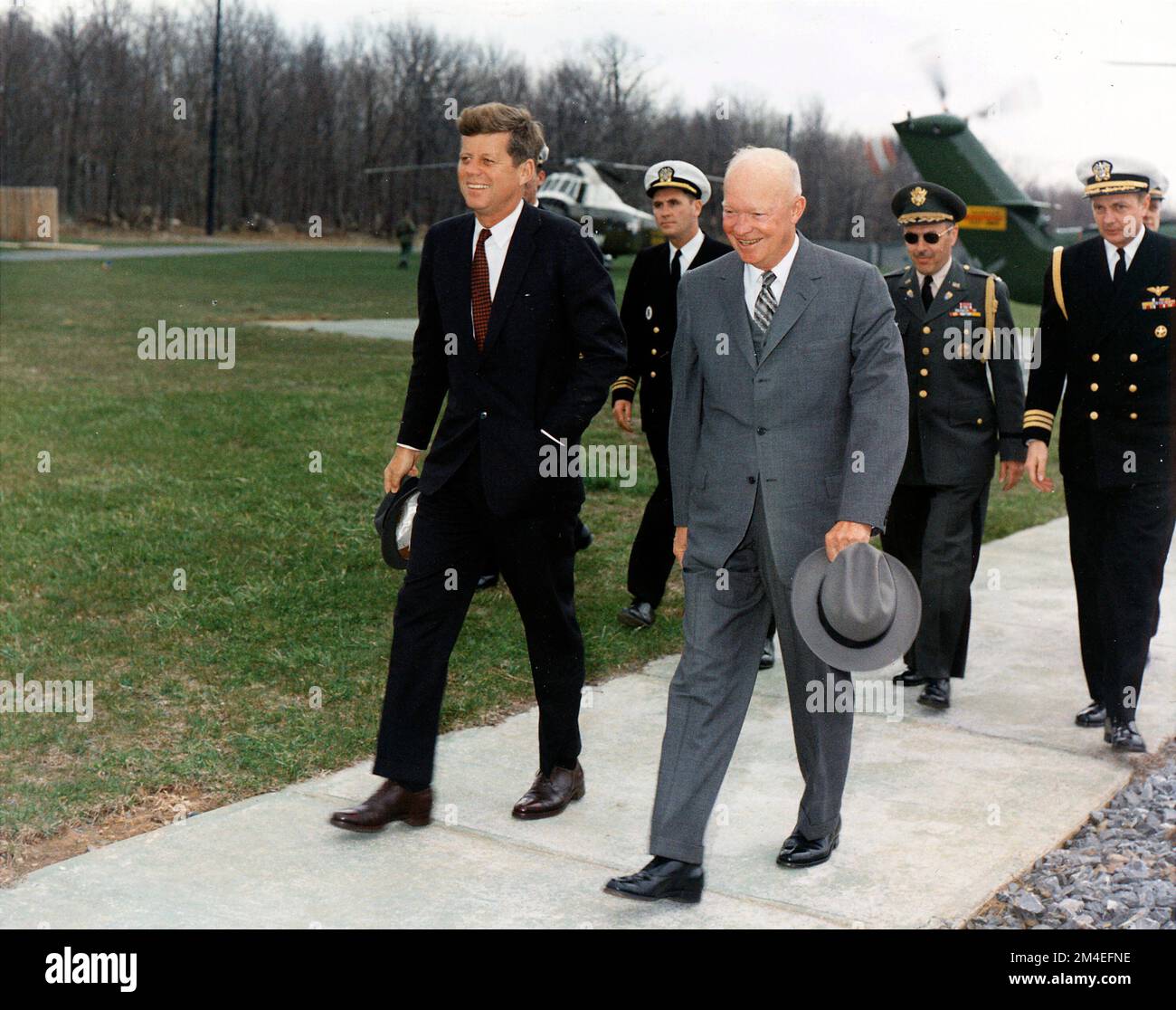 Il presidente John F. Kennedy incontra il generale Eisenhower a Camp David, il 22 aprile 1961, tre giorni dopo la fallita invasione della Baia dei suini Foto Stock