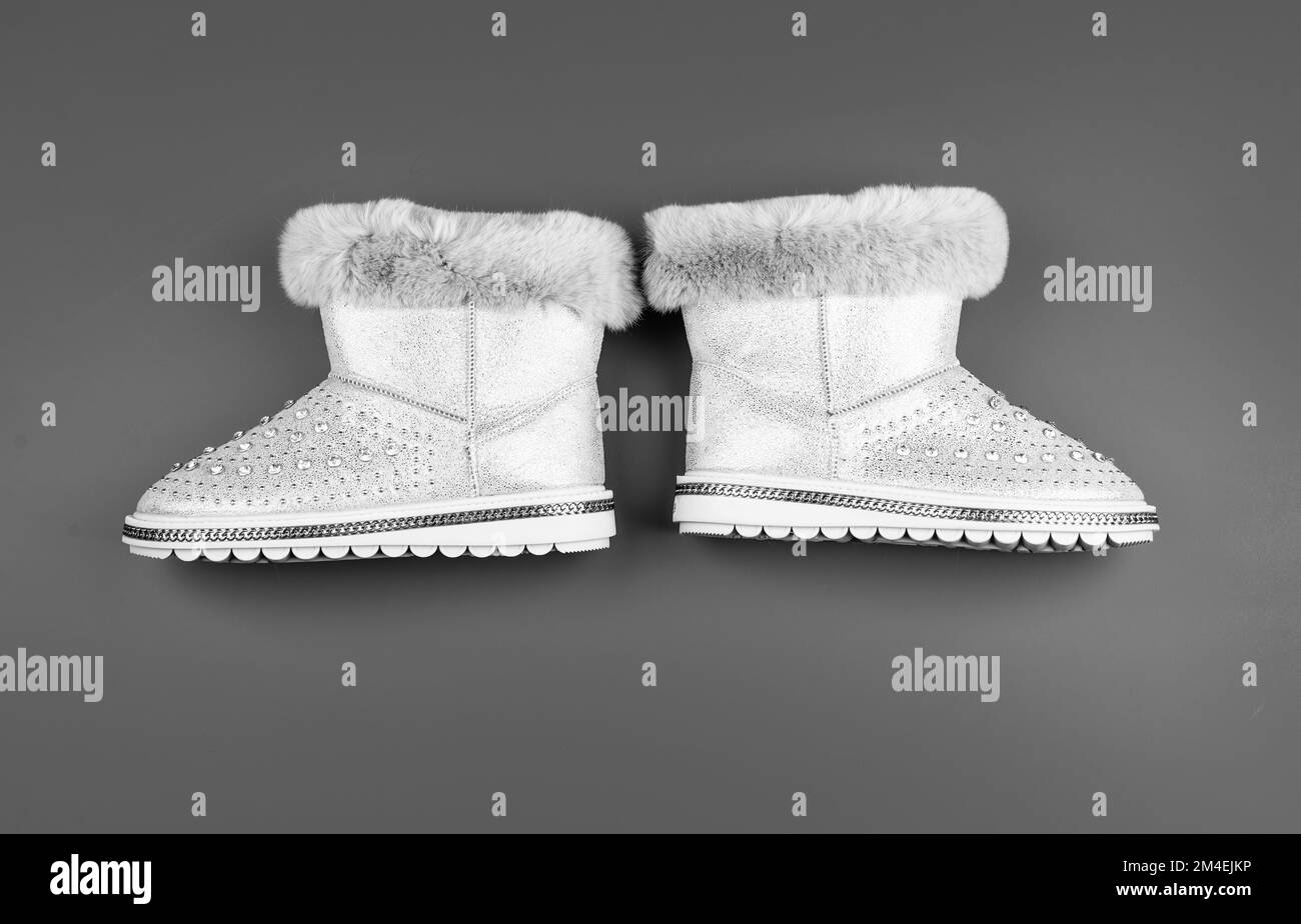 paio di stivali alla moda in pelle. stivaletti su sfondo blu. negozio di scarpe. Foto Stock