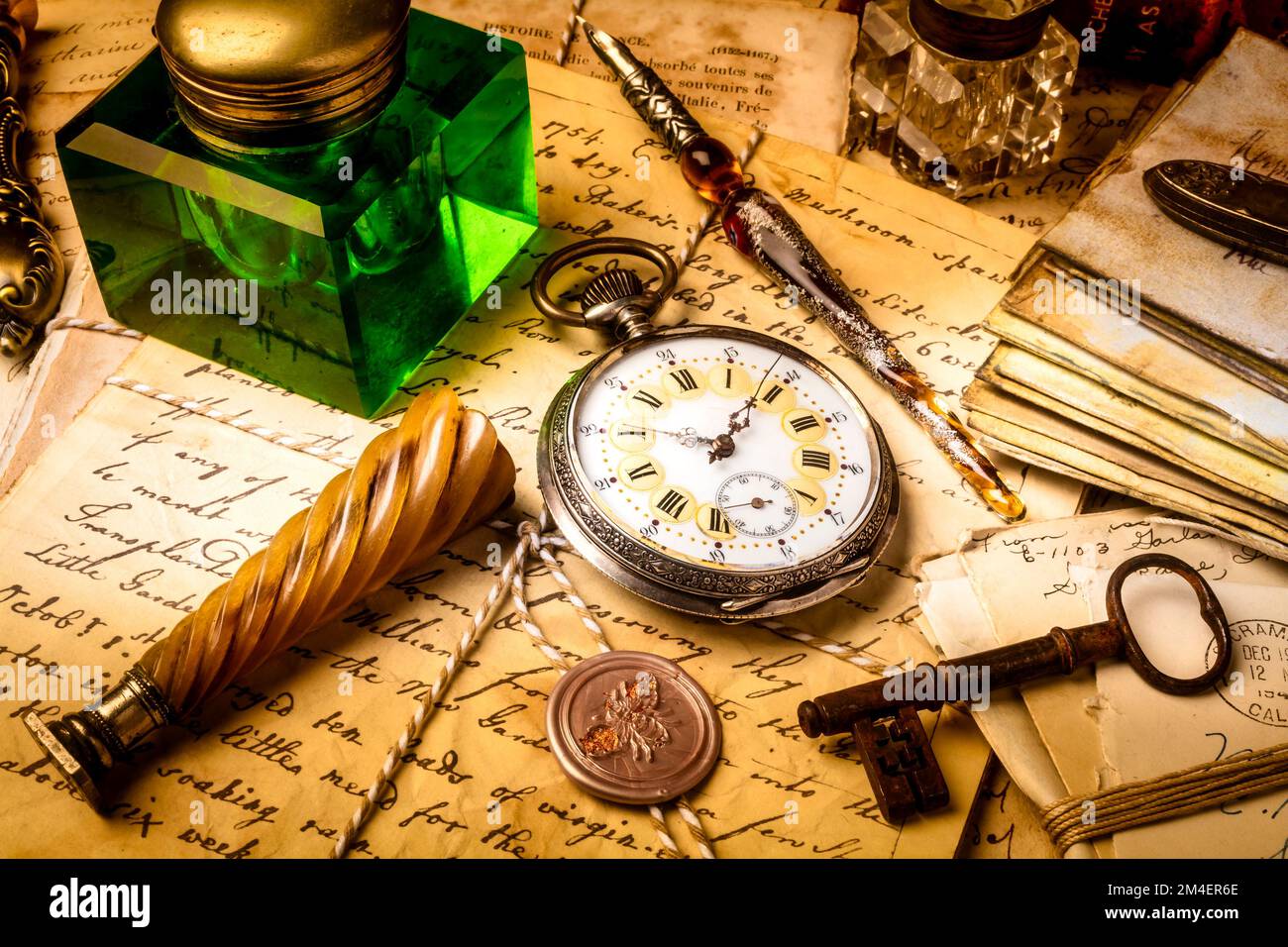 Orologio tascabile e pozzetto per inchiostro verde con sigillo in cera sulle vecchie lettere Foto Stock