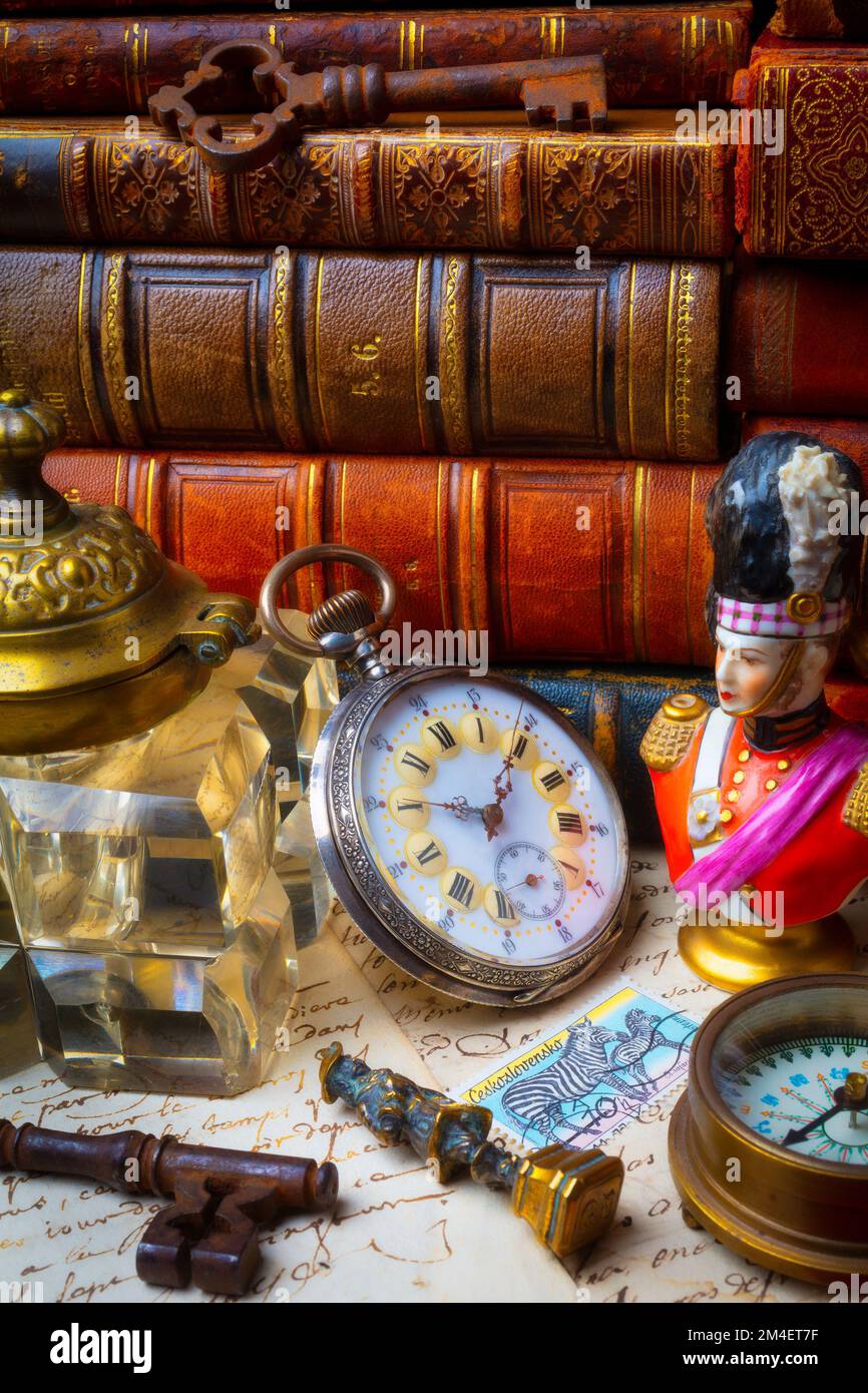 Orologio tascabile e inchiostro bene con Solider Statua e vecchi libri ancora vita Foto Stock