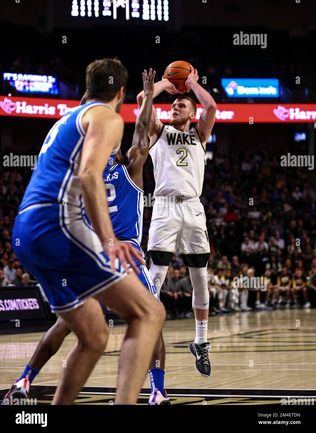 20 dicembre 2022: Wake University sofomore Cameron Hildreth (2) spara palla contro Duke. Partita di pallacanestro NCAA tra la Duke University e la Wake Forest University al Lawrence Joel Veterans Memorial Coliseum, Winston Salem. North Carolina, David Beach/CSM Foto Stock