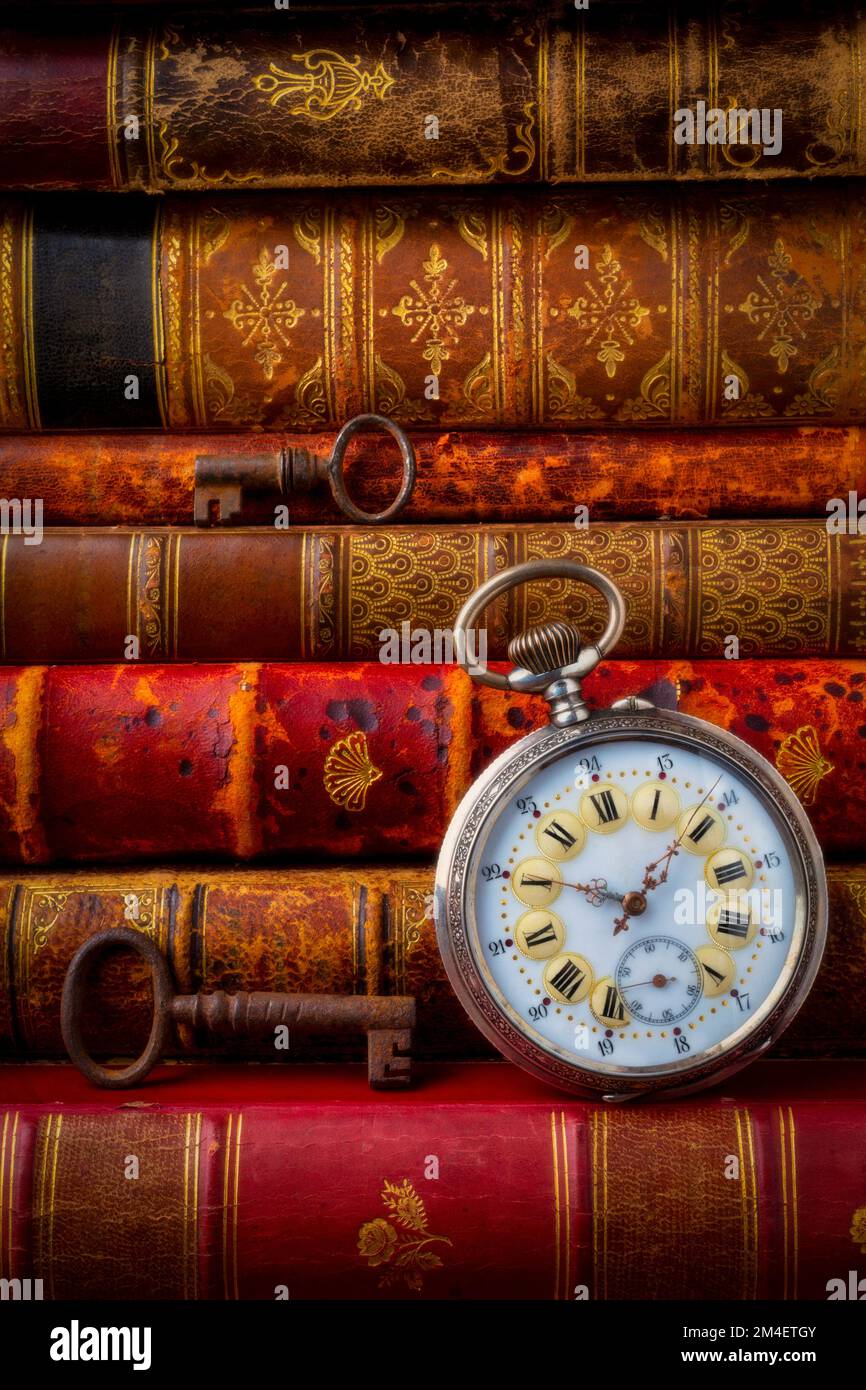Meraviglioso vecchio orologio tascabile su vecchi libri con Skeleton Keys ancora vita Foto Stock