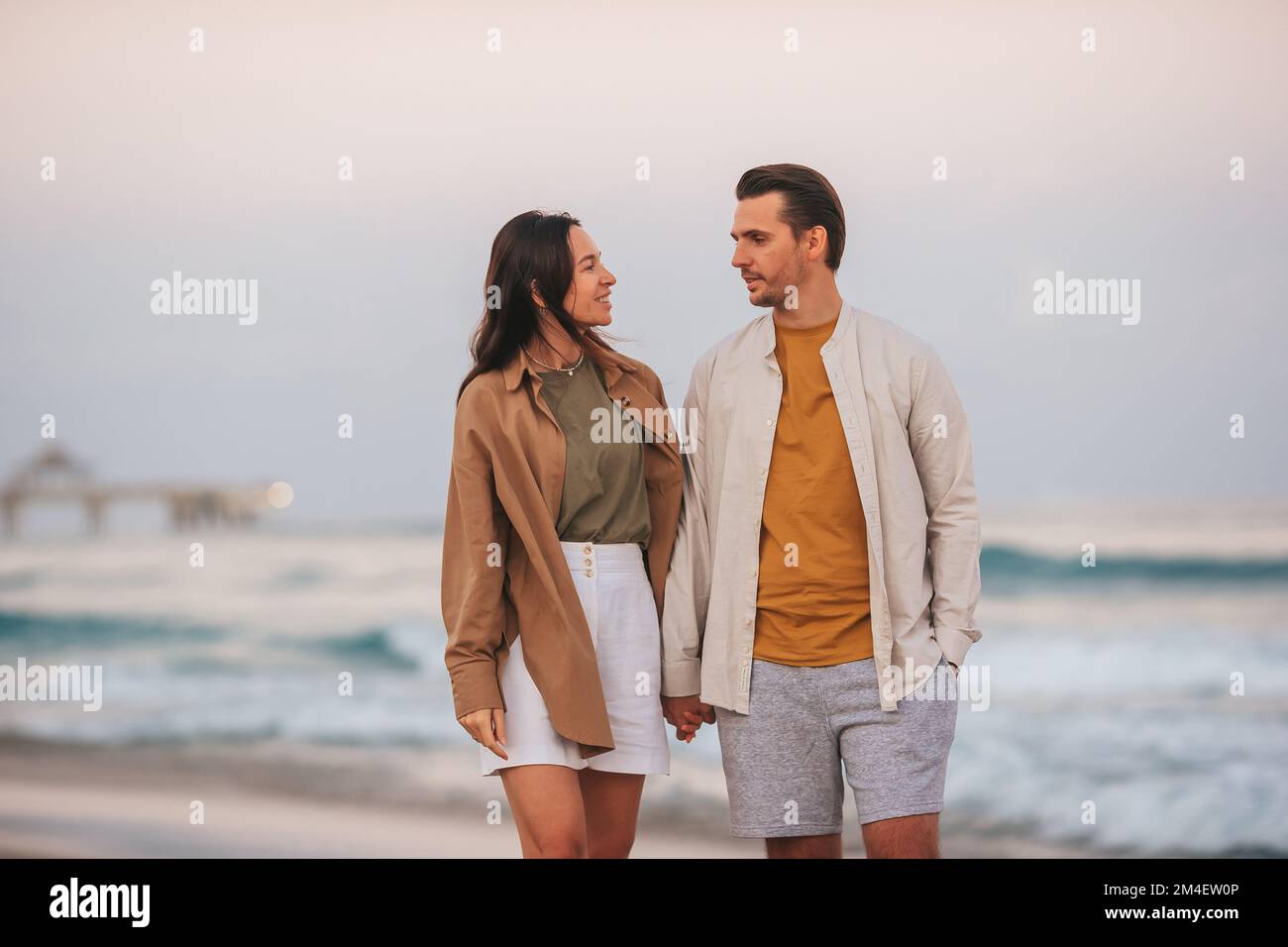 Giovane coppia in vacanza sulla spiaggia in Florida al tramonto Foto Stock