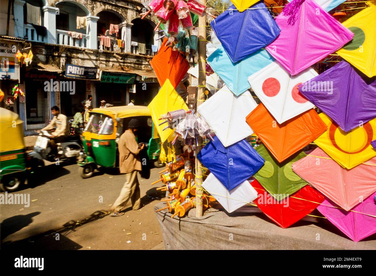 Tutta la città di Ahmedabad è pieno con kite temporaneo-negozi Foto Stock