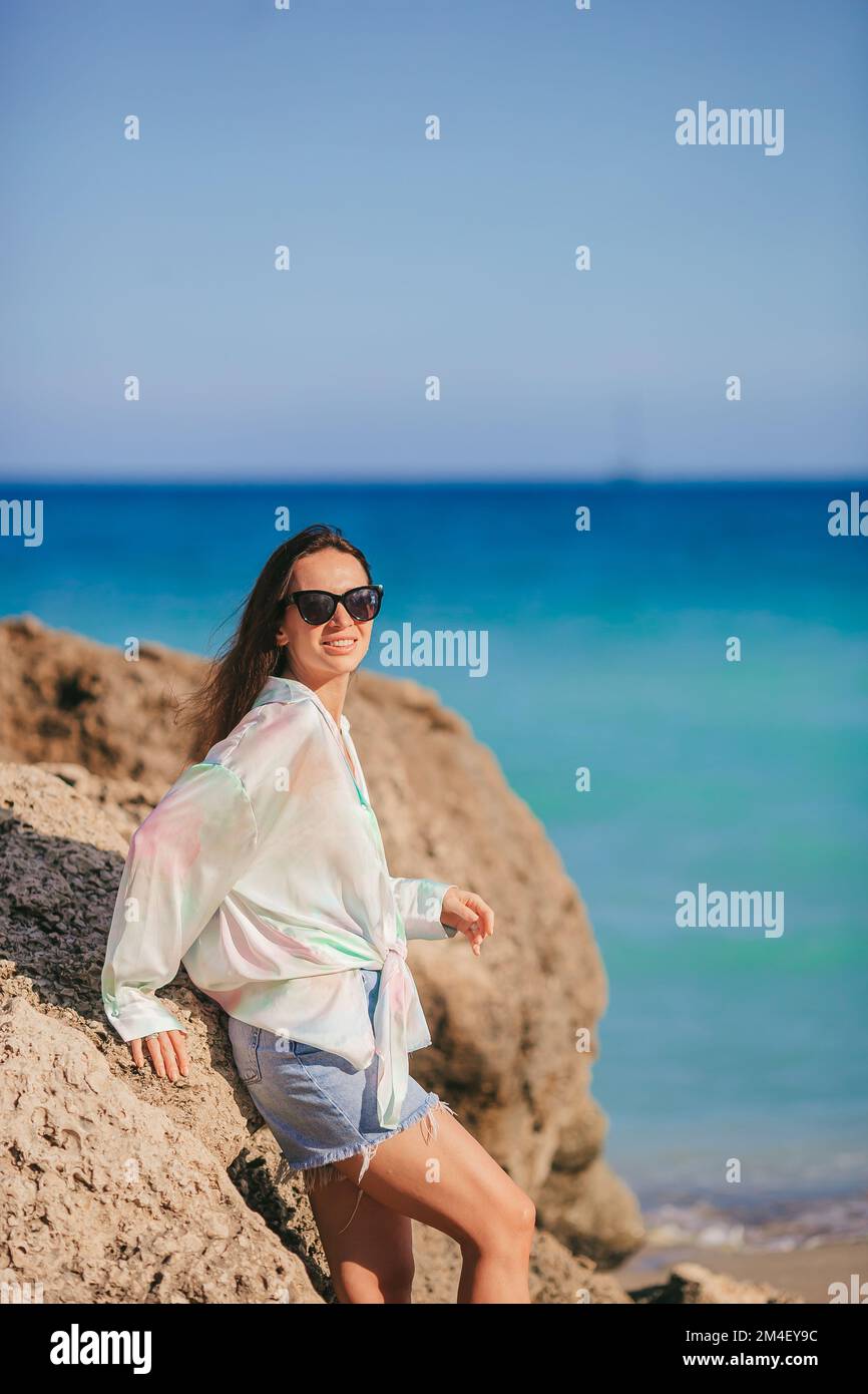 Giovane donna felice sulla spiaggia godere le sue vacanze estive Foto Stock