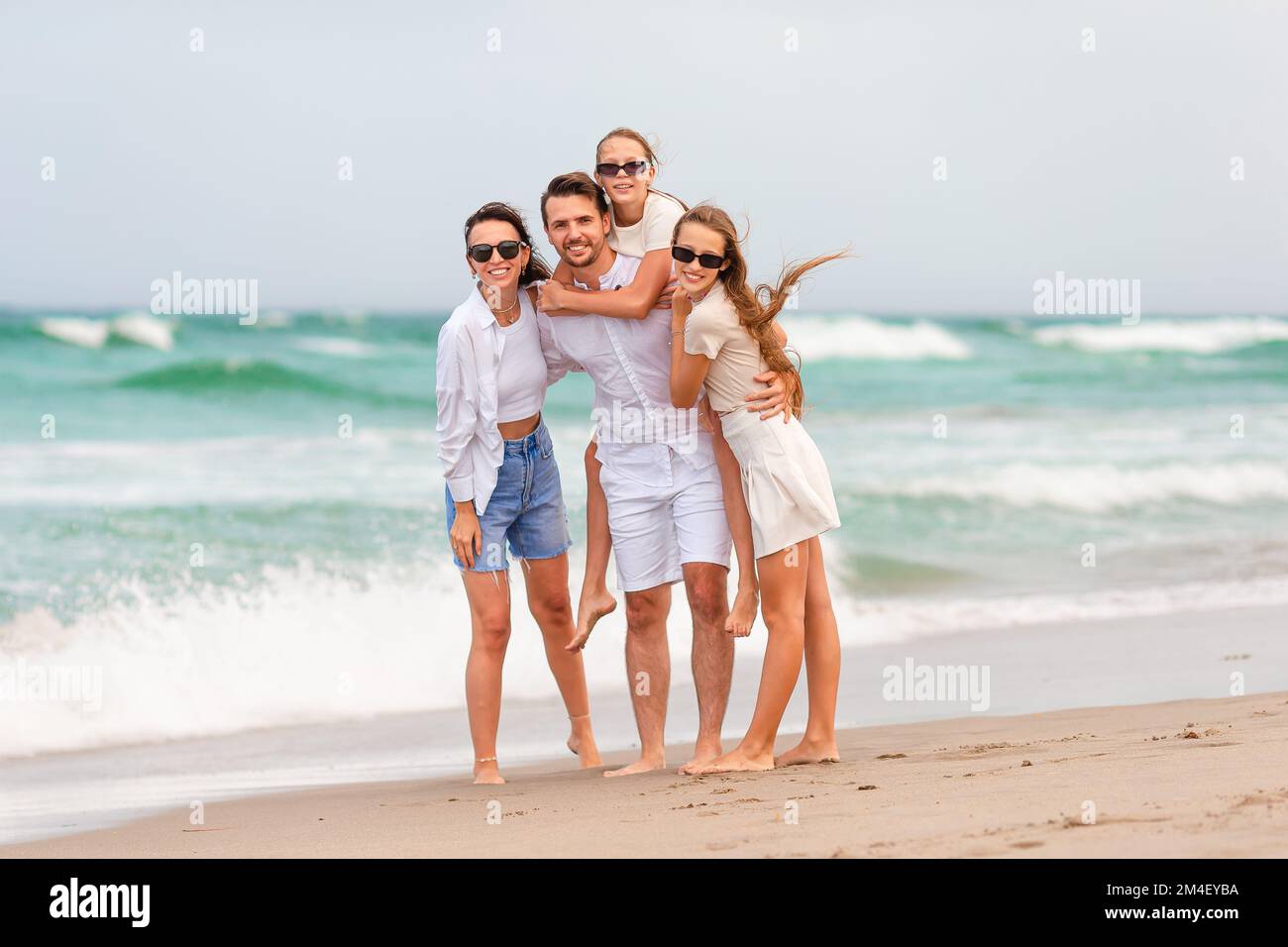 Giovane famiglia in vacanza hanno un sacco di divertimento Foto Stock