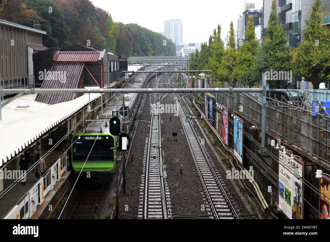 Il treno della linea JR Yamanote a Harajuku, Tokyo, Giappone. Foto Stock