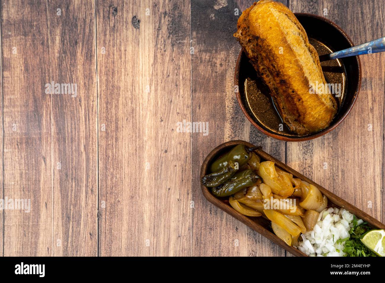 torta de res, piatto tipico messicano, di jalisco con pane salato, peperoncino e cipolla arrosto Foto Stock