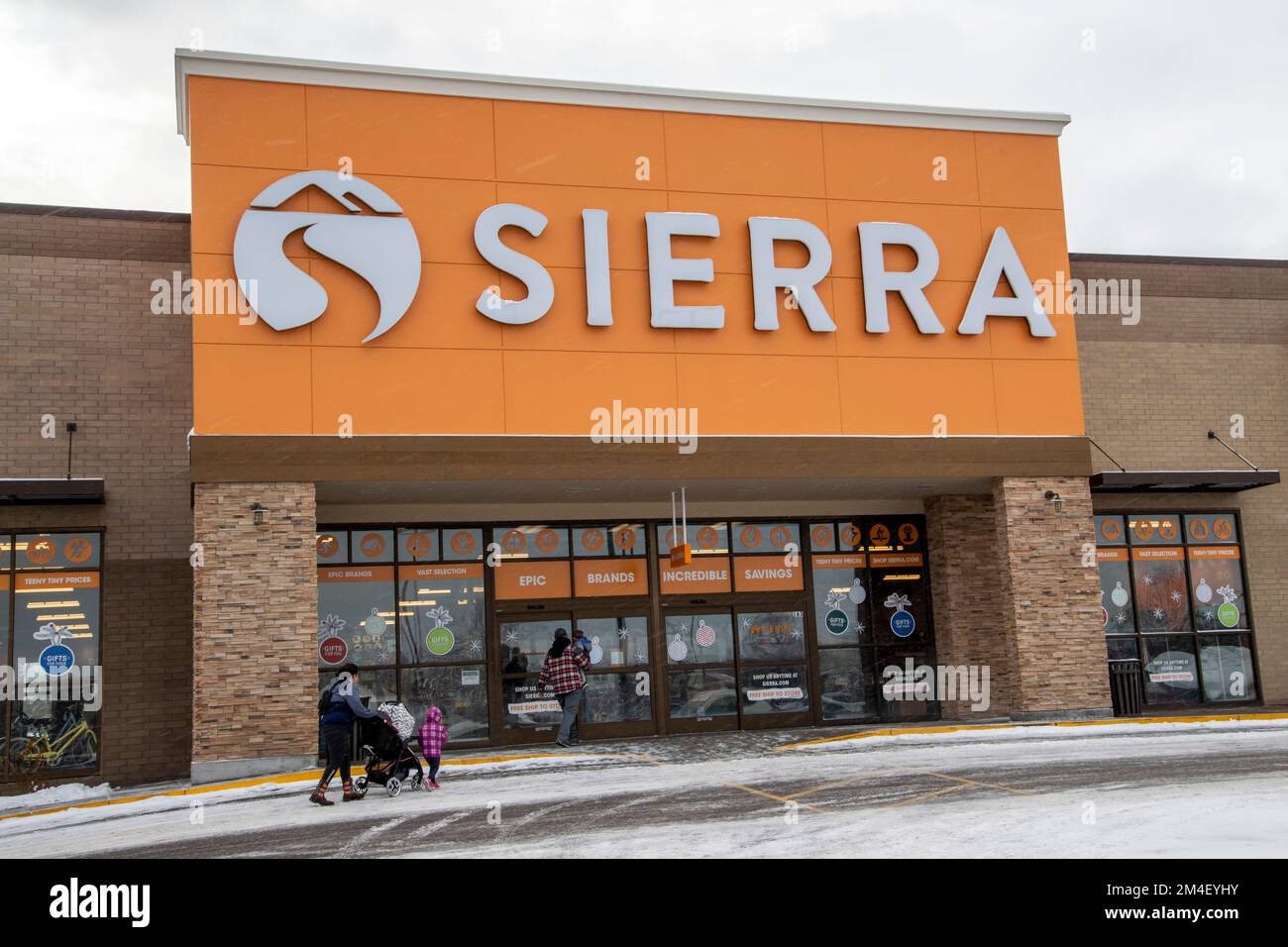 Roseville, Minnesota. Grande magazzino Sierra. Un rivenditore di articoli di merchandising off-price è rivolto all'abbigliamento per esterni e all'abbigliamento sportivo. Foto Stock
