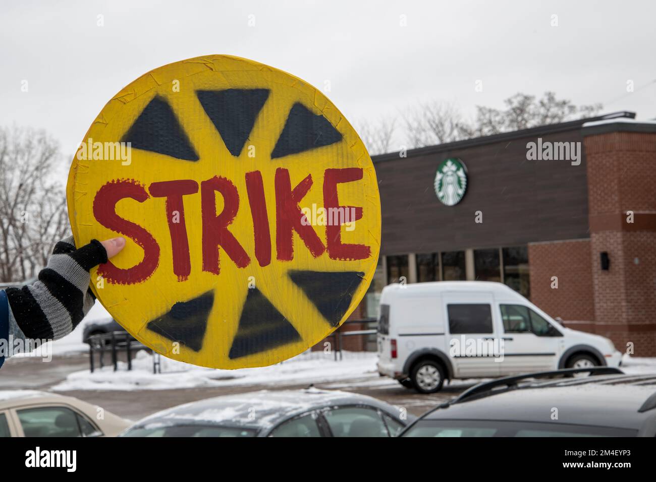 St Anthony, Minnesota. I lavoratori di Starbucks in tutto il paese scioperano per protestare contro le pratiche sleali del lavoro e i sindacati che stanno continuando presso l'azienda. Lavoro Foto Stock