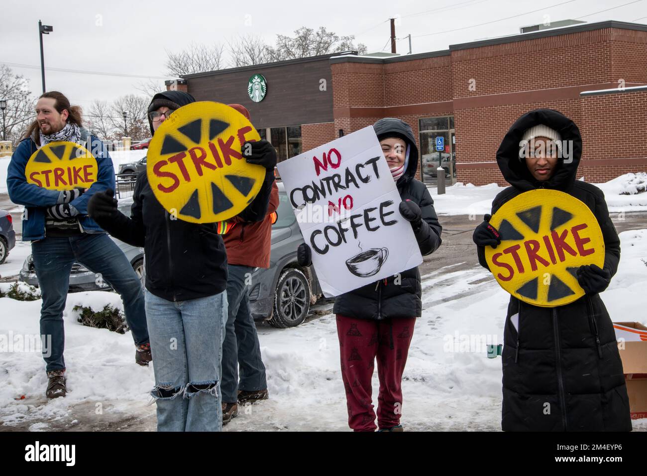 St Anthony, Minnesota. I lavoratori di Starbucks in tutto il paese scioperano per protestare contro le pratiche sleali del lavoro e i sindacati che stanno continuando presso l'azienda. Lavoro Foto Stock