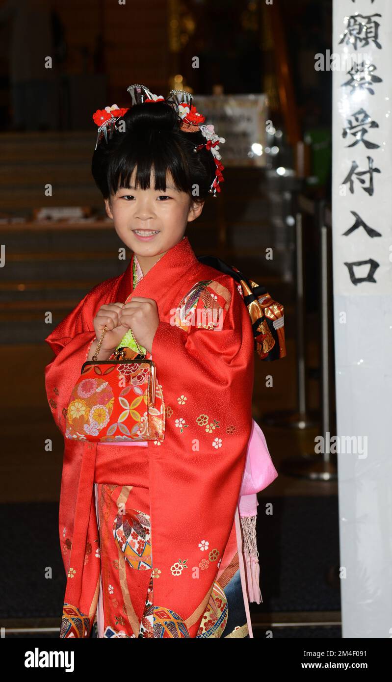 Ritratto di una ragazza giapponese vestita tradizionalmente durante il festival Shichi-Go-San (rito giapponese di passaggio) al Santuario Meiji di Tokyo, Giappone Foto Stock