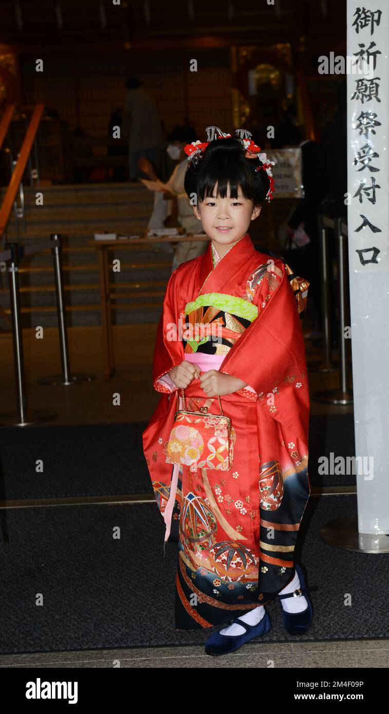 Ritratto di una ragazza giapponese vestita tradizionalmente durante il festival Shichi-Go-San (rito giapponese di passaggio) al Santuario Meiji di Tokyo, Giappone Foto Stock