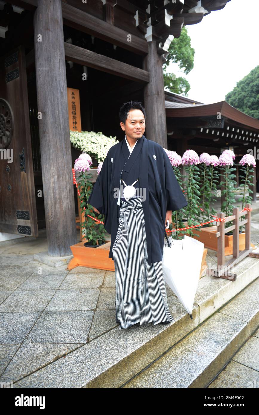 Una famiglia giapponese vestita tradizionalmente celebrava il festival Shichi-Go-San (rito giapponese di passaggio) al Santuario Meiji di Tokyo, Giappone Foto Stock