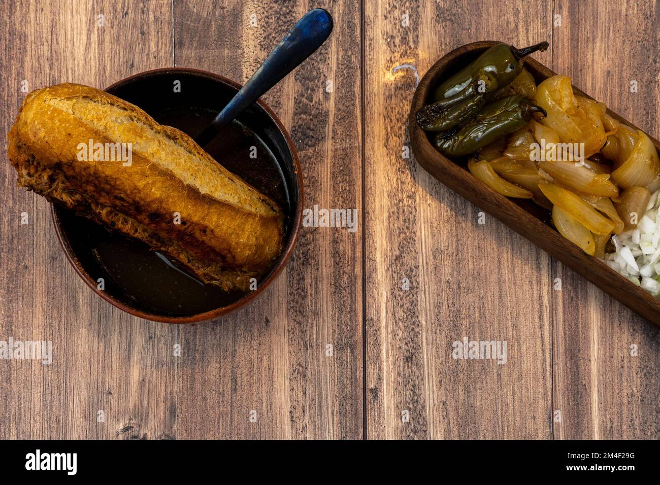 torta de res, piatto tipico messicano, da jalisco con pane salato, peperoncino e cipolla arrosto, messico america latina Foto Stock