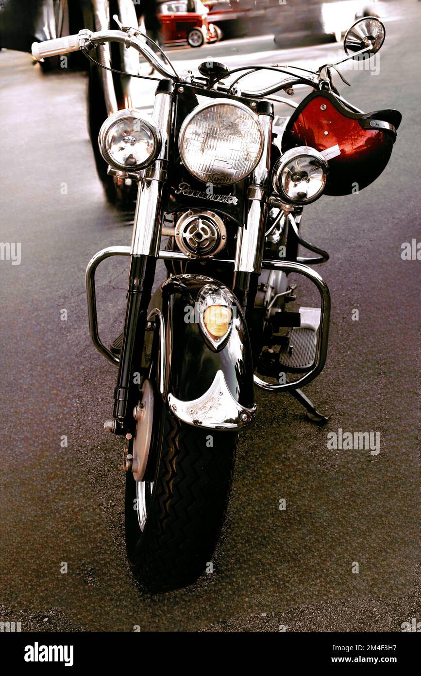 Una moto indiana che mostra un casco e la testa indiana simbolo classico raro Foto Stock