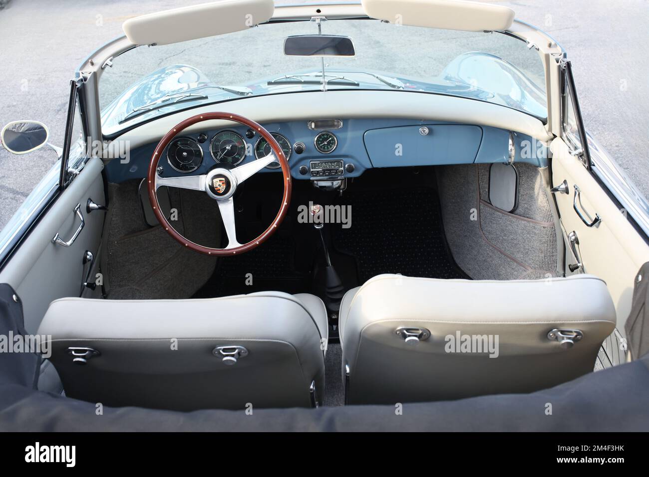 Un classico cruscotto interno Porsche e volante a la Canada Flintridge, California, USA Foto Stock