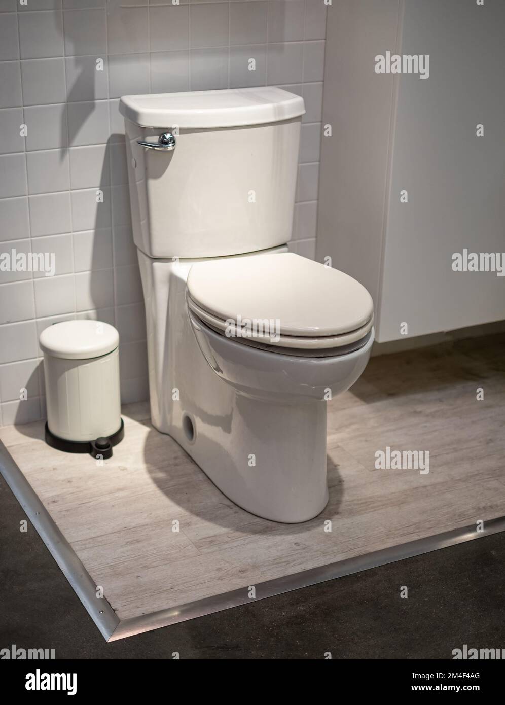 Tazza da bagno in ceramica bianca. WC ciotola vicino box doccia in moderno  bagno interno. Nessuno, fuoco selettivo Foto stock - Alamy