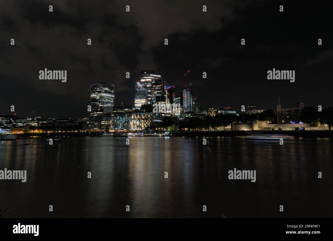 La vista notturna della città lungo il River Times di Londra. Foto Stock