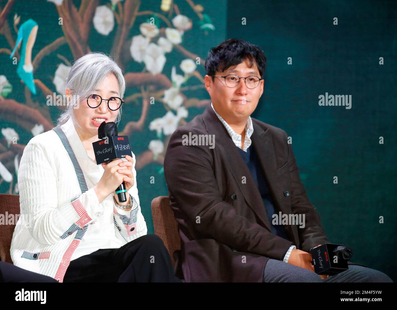 Kim Eun-Sook e Ahn Gil-ho, 20 dicembre 2022 : il miglior sceneggiatore della Corea del Sud Kim Eun-Sook (L) e il regista Ahn Gil-ho partecipano ad una conferenza stampa per la serie Netflix "The Glory" a Seoul, Corea del Sud. 'The Glory' è un dramma di vendetta che coinvolge il bullismo a scuola ed è destinata a trasmettere su Netflix il 30 dicembre. Kim Eun-Sook è uno dei più amati TV romanzesco serie scrittori ora in Corea del Sud. Credit: Lee Jae-won/AFLO/Alamy Live News Foto Stock