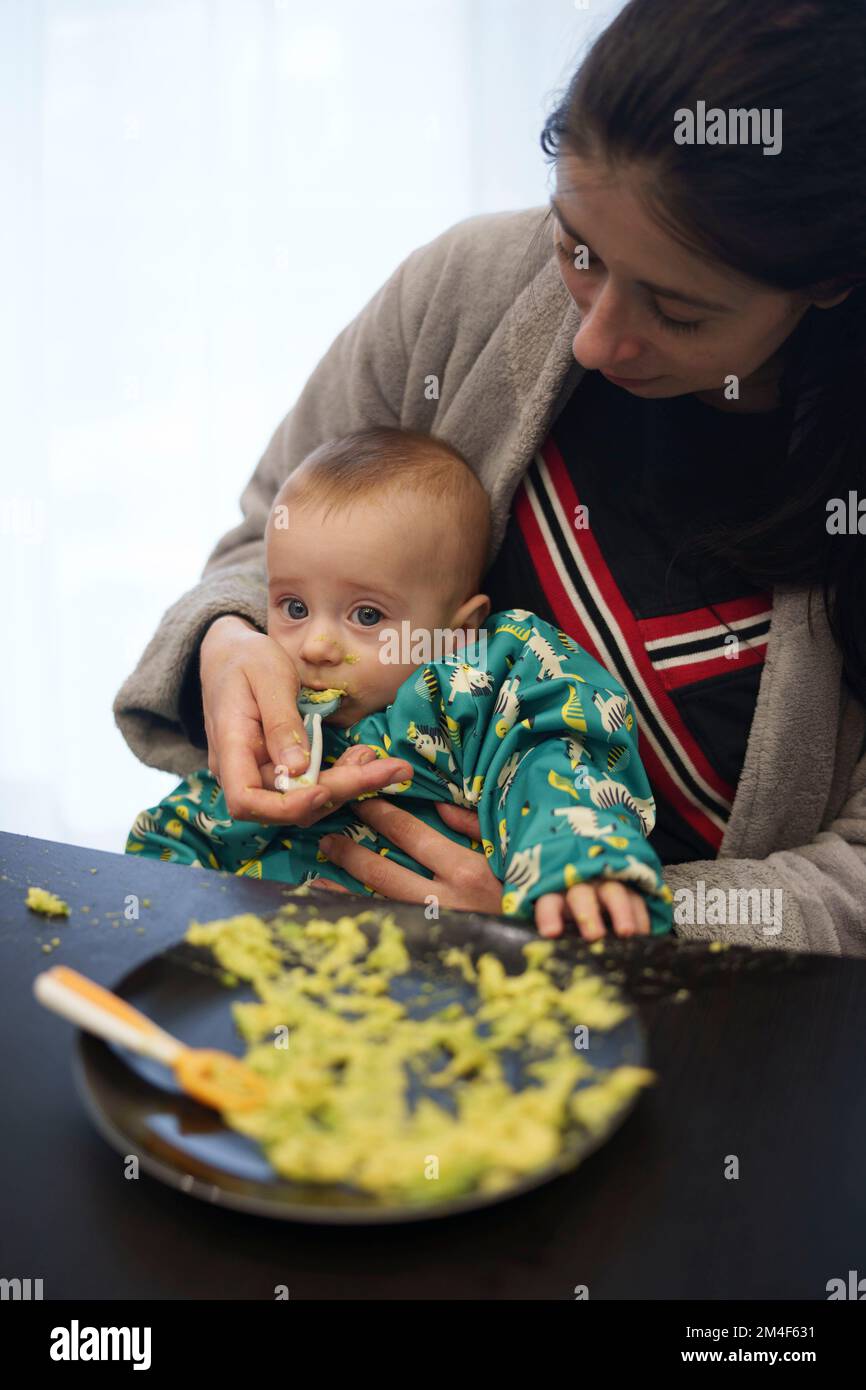 Madre che nutre il suo bambino Foto Stock