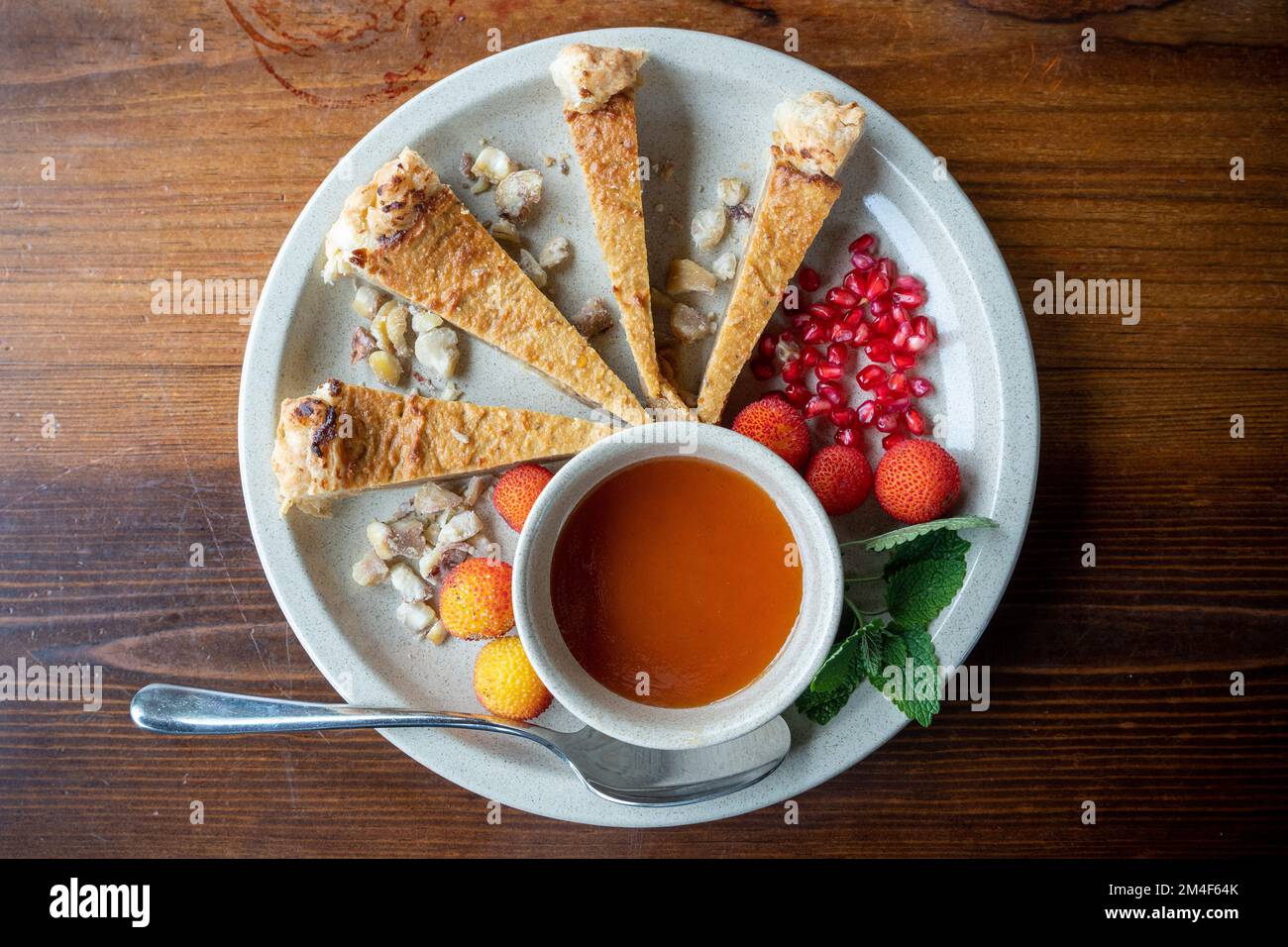 Vista dall'alto di un piatto da dessert con vari tipi di frutta e crostate Foto Stock