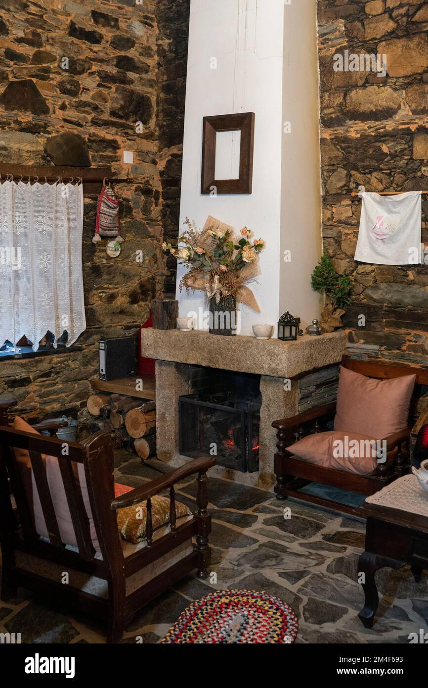 Soggiorno in vecchio stile retrò casa con pareti scisti in un villaggio in Portogallo, Europa Foto Stock