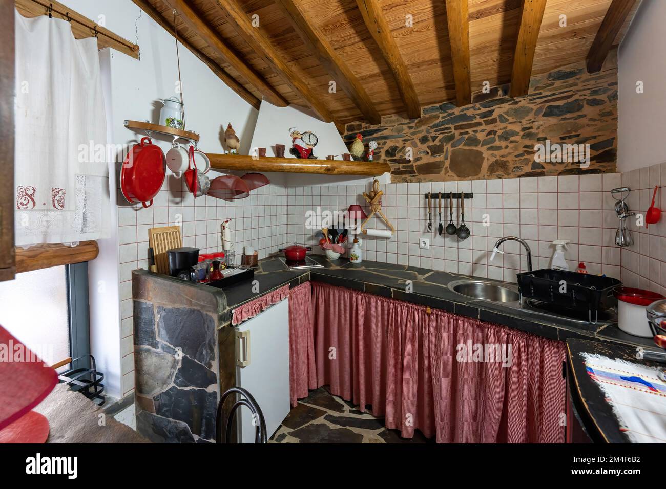 Piccola cucina rustica in vecchio stile Foto Stock