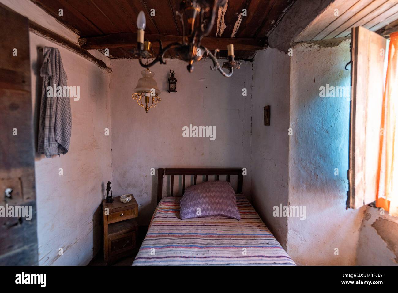 Piccola camera da letto in una vecchia casa di campagna in poveri Portogallo rurale, Europa Foto Stock