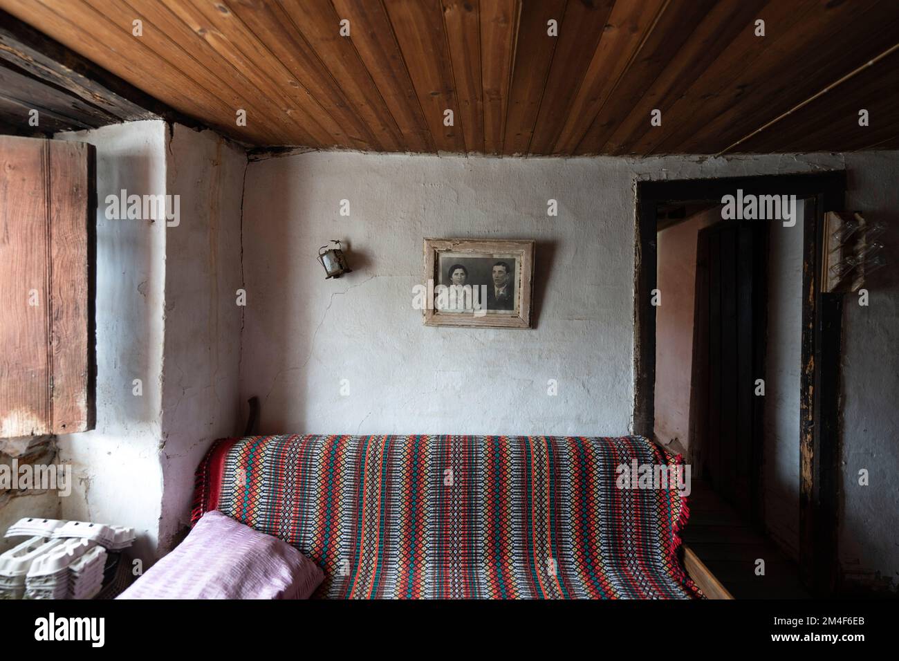 Foto incorniciata di una coppia sulla parete del soggiorno di una vecchia casa di campagna in Portogallo, Europa Foto Stock