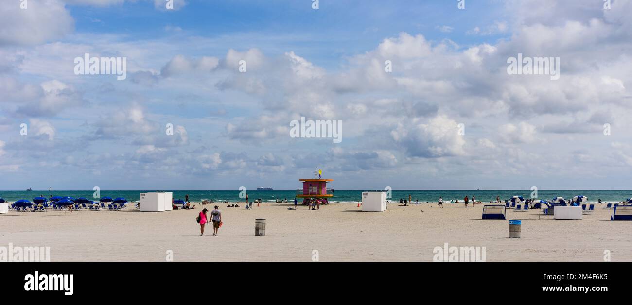 Una scena sulla spiaggia nella storica South Beach, Miami, Florida. Foto Stock