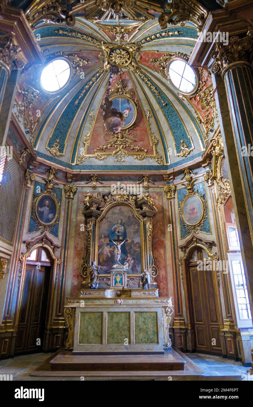 Altare ornato presso la cappella del Palazzo di Queluz - Palácio Nacional de Queluz - Portogallo, Europa Foto Stock