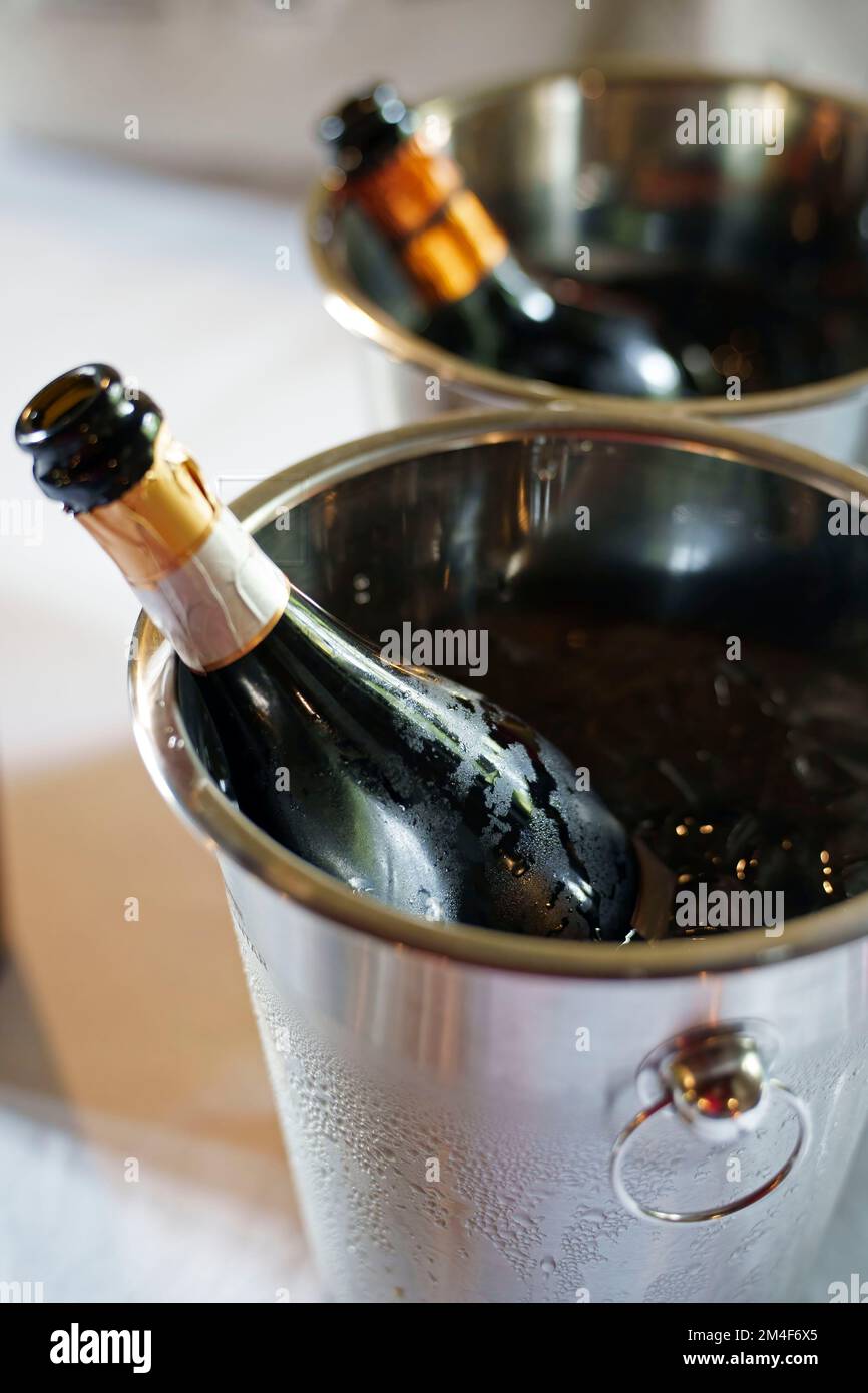 Bottiglia di Champagne nel Secchiello per ghiaccio Foto Stock