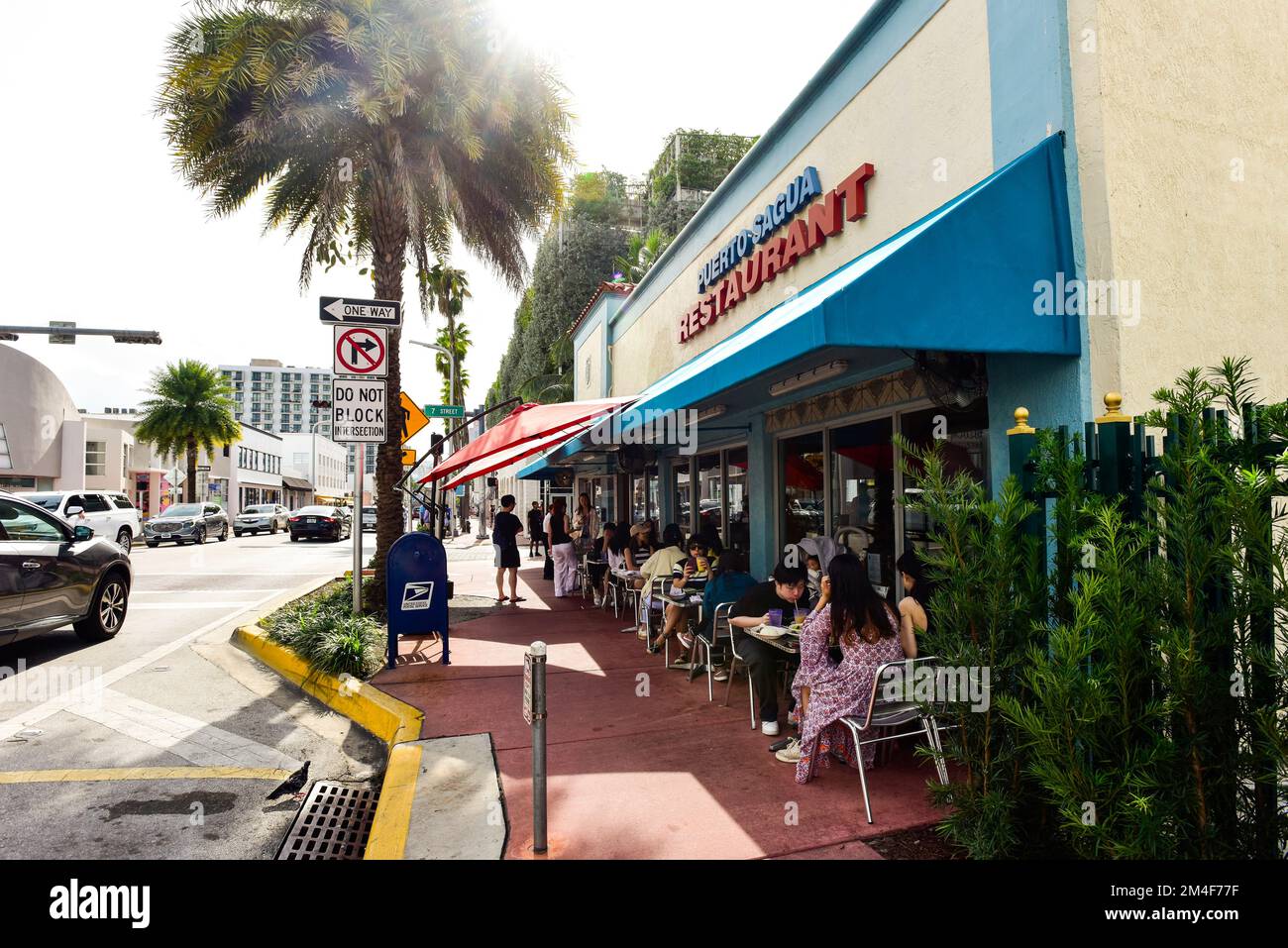 Street scene nello storico quartiere Art Deco a South Beach, Miami. Foto Stock